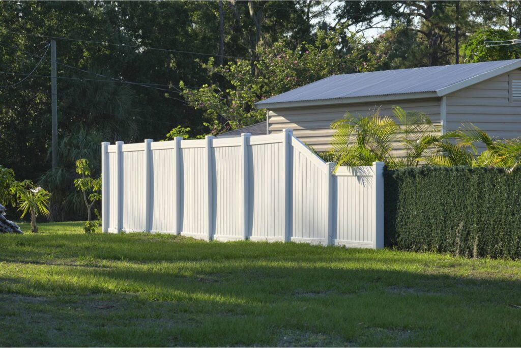 Weißer PVC-Sichtschutzzaun im Garten